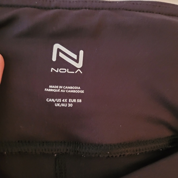 (4X) Black Cropped Yoga Pant - Picture 3 of 8